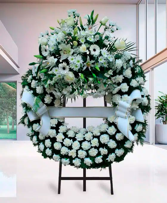 Corona Funeraria de claveles blancos para Tanatori Sant Feliu de Guíxols